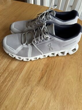 On Cloud Running Men’s Lightweight Gray Sneakers